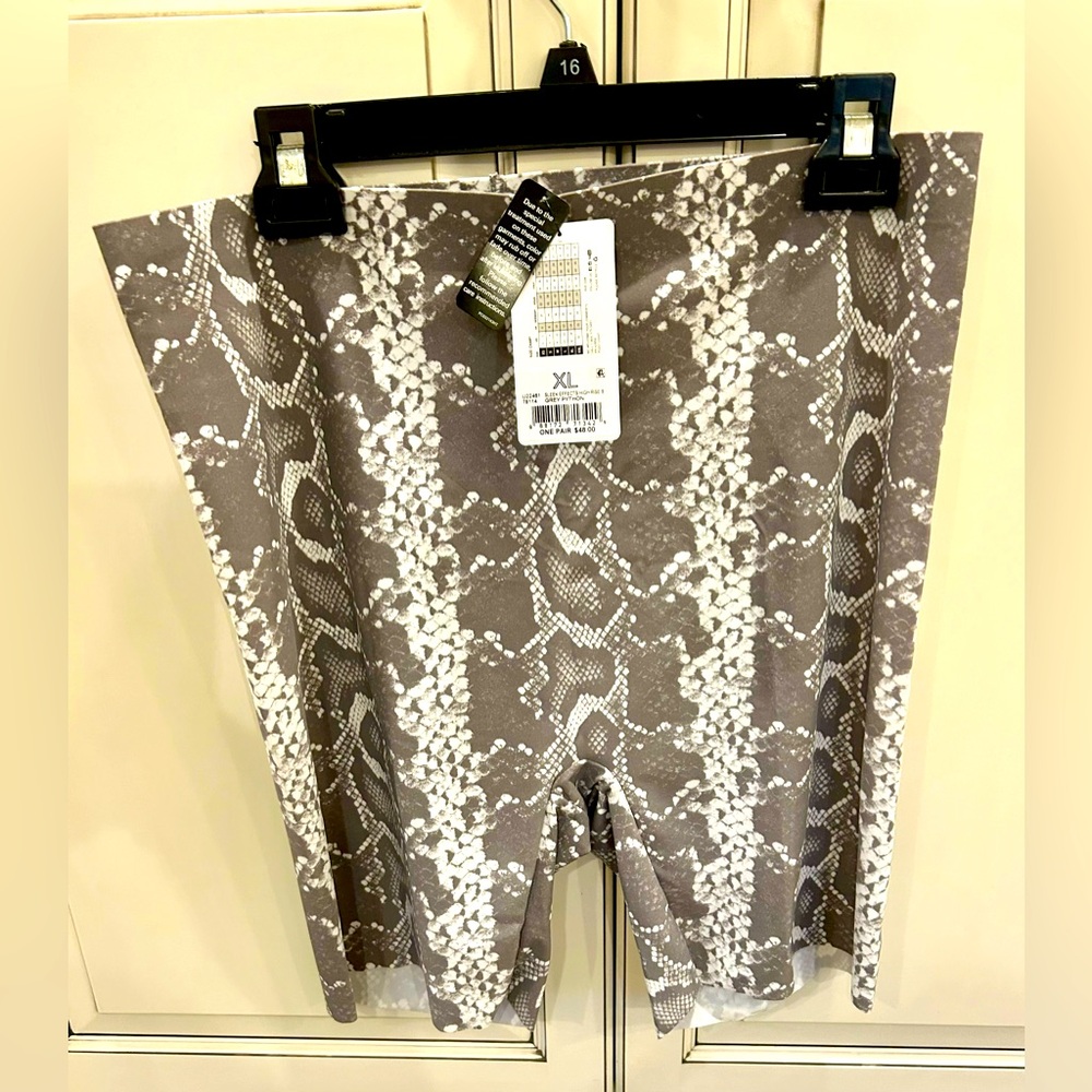 NWT Hue Women’s Bike Shorts size XL snakeskin print